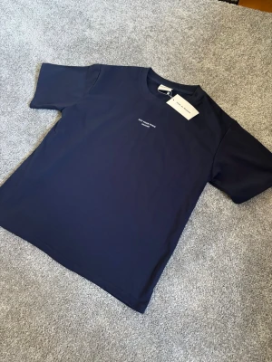 Not from Paris madame - En snygg t shirt med tag, helt ny och passar bra till sommaren. (FAST PRIS)