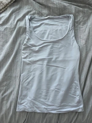 Linne Zara  - Säljer detta linnet från Zara. Använd några gånger men frf bra skick! Lite små blått pga tvätten!🤍🩵