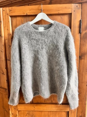 Beige mohair stickad tröja från H&M - Säljer en beige stickad tröja från H&M i mohair- och ullblandning. Storlex M💕!