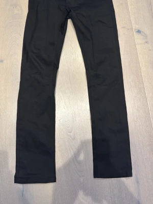 Nudie jeans svart  - Säljer dessa feta svarta jeans från nudie, storlek 28/32 modellen är Thin Finn pris; 399