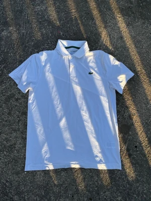 Lacoste piké - Säljer denna feta Lacoste sport pikén. Har liten skada längst ner annars väldigt bra skick