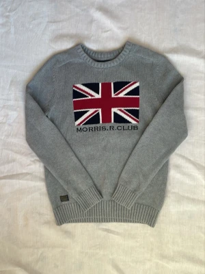 Grå stickad tröja Morris | S - Stickad tröja i grå färg med Brittisk flagga från Morris 🇬🇧| Skick: Mycket bra, nästan oanvänd | Strl: S | Hör av dig vid funderingar⁉️