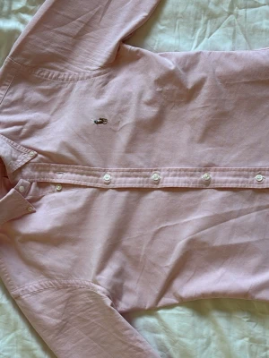 Rosa skjorta från Ralph Lauren - Säljer en klassisk rosa skjorta från Ralph Lauren. Den är i storlek S. Skjortan är i väldigt bra skick inga defekter. Bara att skriva om frågor finns.