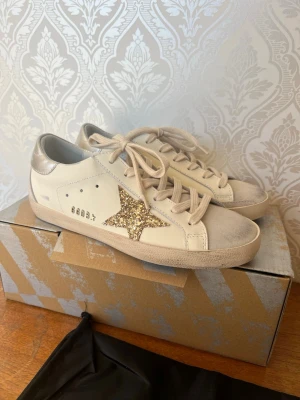 Golden goose skor - Golden goose sneakers i en extrem snygg och eftertraktad färg. Helt nya och oanvända. Låda och påse följer med såklart och perfekta nu till sommaren. ÄKTENHETSKAP finns såklart. Kan gå ner i pris✅🧾