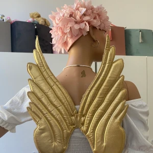 Accessoarer  - Säljer 2 stycken supersöta och trendiga vingar ifrån H&M:) säljer billigt och för billigaste frakten!