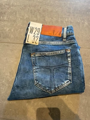 Tiger of sweden jeans nya - Helt nya jeans ifrån tiger of Sweden med lapprna kvar på. Storlek W29 L32 i modellen pistolero. Kvitto kan visas privat