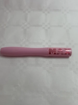 Lash Lift Mascara MAX brun - Lash Lift Mascara MAX från Makeup Mekka i en snygg rosa tub. Mascaran har en stilren och modern design med tydlig MAX-text i metallic. Perfekt för dig som vill ha volym och lyft till fransarna. Innehåller 10 ml och är tillverkad i EU.