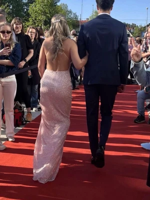 Balklänning - Så så så fin balklänning som jag nu säljer när jag inte har användning av den längre🥹 köpt från dressroomstudio (tidigare dressroomlinné) Nypris 4990kr men säljer den för 2500 eftersom den tyvärr tappat några paljetter (se bild) det är absolut inget som syns på håll som ni ser på dom första bilderna🩷 Står storlek 2 (jag ör oftast S och sådär ser den ut på mig^)