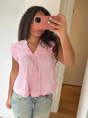 Ljusrosa blus  - Jättegullig rosa blus med volang detaljer💓