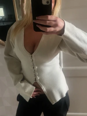Vit blus  - Säljer en vit blus från Gina tricot som inte längre är min stil🤗