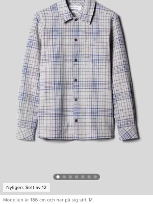 Rutig skjorta i blått och vitt - https://voltfashion.com/sv/p/samsoe-samsoe-taka-js-shirt-off-white-jackor-overshirts-herr/7368718_F920