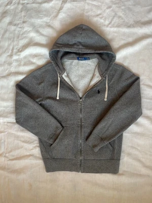 Grå zip hoodie Ralph Lauren | S  - Snygg grå hoodie med dragkedja från Polo Ralph Lauren | Skick: Mycket bra | Strl: S | Hör av dig vid funderingar⁉️ 