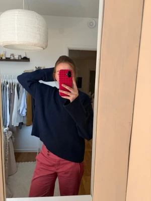 Mörkblå stickad tröja - Mysig mörkblå stickad tröja med oversized passform och långa ärmar. Tröjan har rund halsringning och är ribbstickad vid ärmslut och nederkant, supermysig. Något nopprig