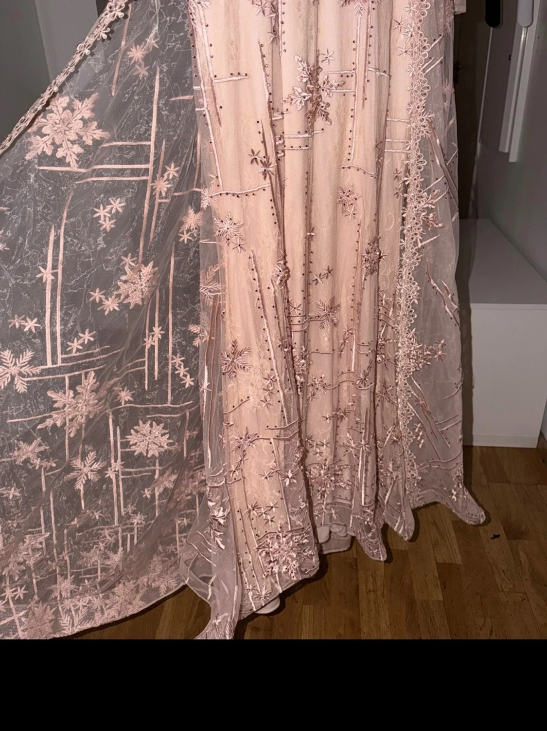 Ljusrosa långklänning med spetsdetaljer - 5