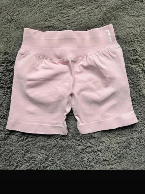 Dyfne impact pink shorts - Säljer ett par ljusrosa dfyne impact shorts, endast använda en gång och skicket är som nytt. (Lånad bild) skriv vid frågor!