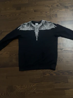 Äkta  sweatshirt Marcelo Burlon - Säljer en svart sweatshirt från Marcelo Burlon äkta.