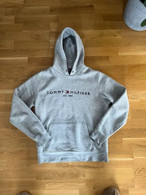 Snygg och fräsch hoodie  - Snygg och fräsch Tommy Hilfiger hoodie. Inga defekter och den passar tyvärr mig inte längre