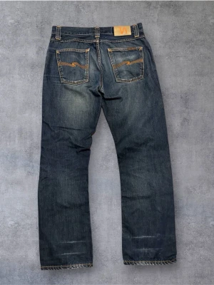 Nudie Bootcut Easy Emil - Säljer dessa grymt snygga nudie jeans i en modell som inte säljs längre. Mått -  Midja: 38 Lår: 27 Ytterben: 99 Benöppning: 20 Pris kan diskuteras 😊