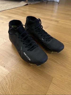 Nike Air Zoom - Säljer ett par svarta Nike Air Zoom fotbollsskor som jag har växt ur och som jag inte hann använda super mycket så de är inte i så dåligt skick. Det är modellen Mercurial superfly 9, och kostar ca 1000kr nya! Mvh Alec