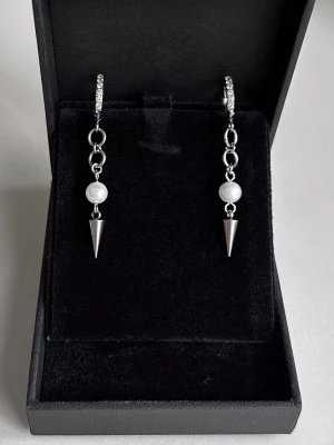 Pärla örhängen  - Örhängena är aldrig använda och 100 % rost- och nickelfria. Hör gärna av dig om du har några frågor ☺️