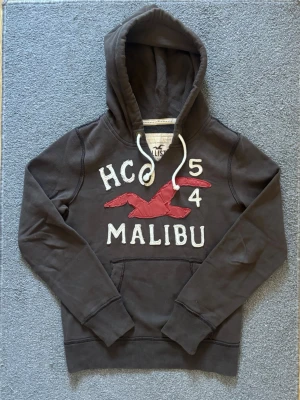 Vintage Hollister Hoodie - Säljer denna tvär snygga och sällsynta Hollsiter Hoodien! | Storlek S | Längd ≈69cm, bredd armhåla- armhåla ≈54cm | Model 175cm, 68kg | Mycket bra utan defekter! | Hör av dig gärna vid frågor! Pris kan diskuteras vid snabb affär!