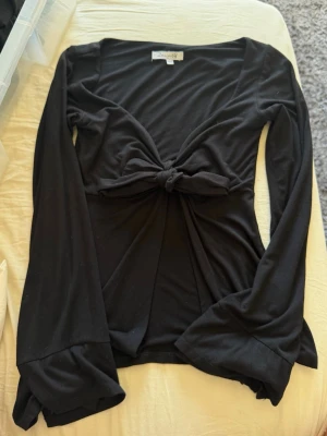 Design by Si topp - Säljer den tidigare trendiga svarta toppen från Design by Si. Använd några gånger men används inte längre.
