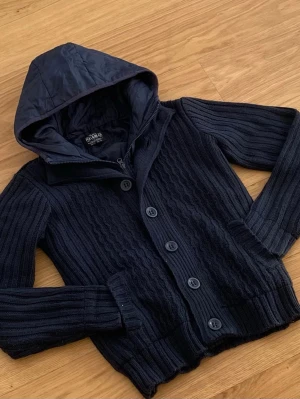 Pull & Bear cardigan  - Säljer en riktig snygg Pull & Bear cardigan, den är rätt sällsynt. Skicket är 10/10. Storleken är S. Priset kommer ligga på 1099kr men kan sänkas.