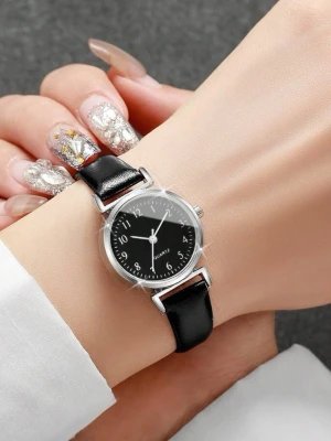 Svart klassisk klocka med läderband - Stilren klocka med svart urtavla och tydliga vita siffror. Klockan har ett smalt svart läderband och silverfärgat runt boett. Perfekt accessoar för en clean och tidlös look.