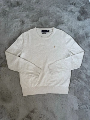 Ralph Lauren tröja - Snygg tröja till våren, som passar väldigt bra till många olika färger.