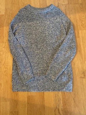 Blåmelerad stickad tröja - Säljer en blåmelerad stickad tröja o blå och vit. Väldigt skön och ganska tunn. Storleken är M. Använd 2 gånger så den är nästan ny. Riktigt fet för att vara från lager 157
