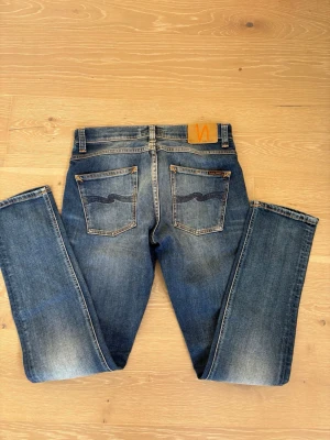 Nudie jeans grim tim - Säljer dessa riktigt feta nudie jeansen med otroligt fina fades. Storleken är W30,L32 och i den populära modellen grim tim.   Kom gärna med prisförslag och frågor!😊