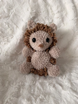 Virkad igelkott  - Söt liten igelkott gjort med chenille garn, ca 20cm lång🦔