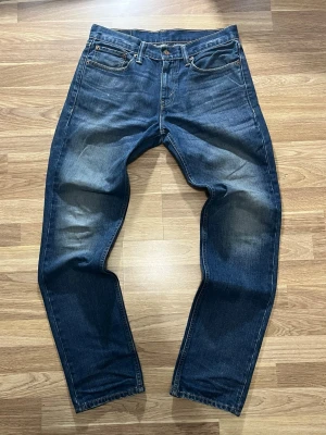 Levis jeans 32-34 - Mått: Benöppning 18cm, Midjemått 86cm, Innerbenslängd 82cm.
