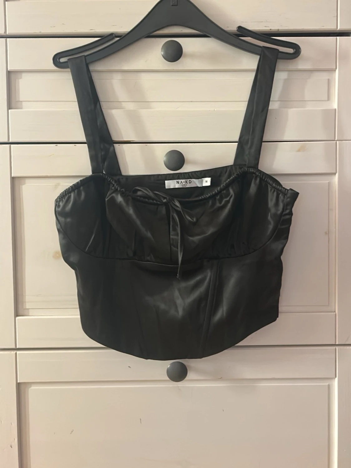 Svart topp från NA-KD