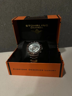 Stührling Original Aquadiver klocka - Säljer en snygg Stührling Original Aquadiver klocka. Klockan är knappt använd och är vattentät till 100 m. Den är 42mm och har ett blått ansikte med silvrigt band. Extra länkar ingår samt allt på bilderna. Vid frågor är det bara att höra av sig😊