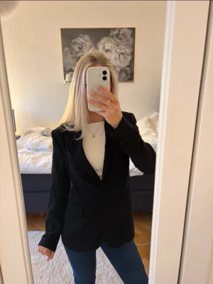 Svart klassisk kavaj från mango - Svart supersnygg kavaj! Sitter perfekt! Använd enstaka gång och är i superfint skick!💓