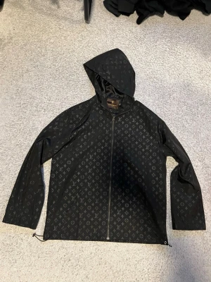 Svart l v vindjacka - står 2Xl men passar som Xl