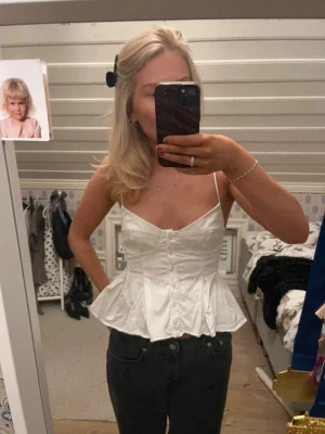 Vit topp med volangkant - Jätte söt