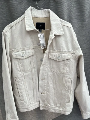 Krämig jeansjacka från H&M - Aldrig använt, köp för 700 säljer för 299