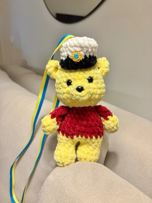 Studenthänge Nalle Puh - Virkad av mig i mjukt garn samt tygband som man kan ha runt halsen till studenten. Föreställer Nalle Puh 🍯 Perfekt om du känner någon som ska ta studenten 🎁 