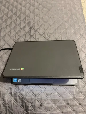 Lenovo Chromebook grå bärbar dator - Säljer en stilren grå Lenovo Chromebook med slimmad design och rundade hörn. Locket är i matt plast och har både Lenovo- och Chromebook-logga. Perfekt för studier, surf och streaming. Laddare medföljer.