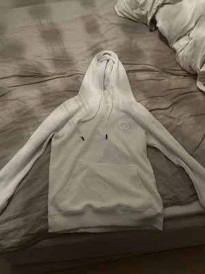 Hoodie  - Schysst hoodie till bra pris helt ny och oanvänd har påsen till den, skriv om du undrar något!