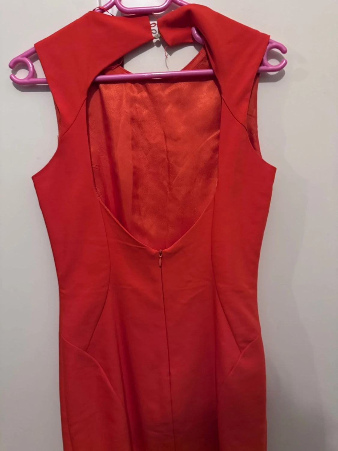 Röd ärmlös klänning med öppen rygg