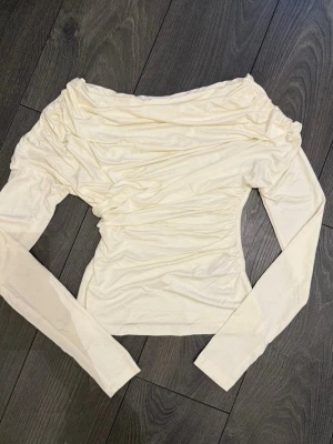 Helt ny topp nakd - Helt ny topp från nakd med fina detaljer i sidorna🩷