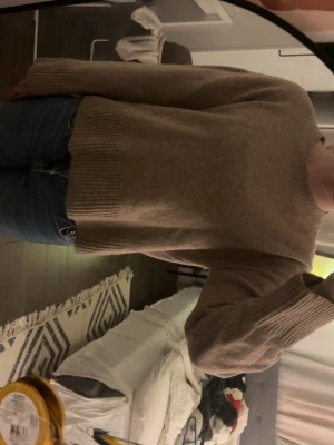 Beige stickad tröja  - Snygg stickad tröja från other stories- ynka nopprig men utöver det inga defekter! Storlek S! 🥰 nypris:550kr