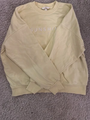 sweatshirt  - säljer denna super söta sweatshirten💕 den har ett litet tryck men går lätt att ta bort!🥰