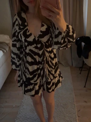 Zebramönstrad klänning hm  - Klänning med zebramönster från hm🥰storlek xs men passar även s 