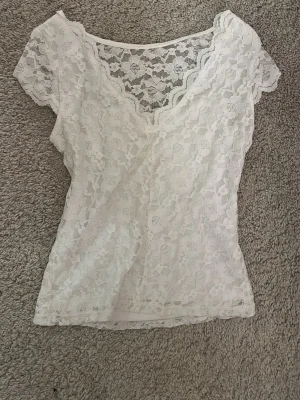 spets topp - säljer denna jätte fina spets toppen som är perfekt för en sommar kväll eller fest!💕💕🥰