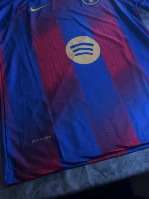 LAMINE YAMAL FOTBOLLSTRÖJA  - Hej jag säljer LAMINE YAMAL fotbollströja den är helt nytt den finns i olika storlek storlekar som finns är M, L, XL, och XXL jag är här för mer information!