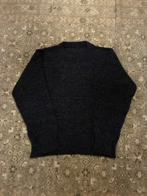 Dark blue almost black knitted long sleeve - No brand (S/M)